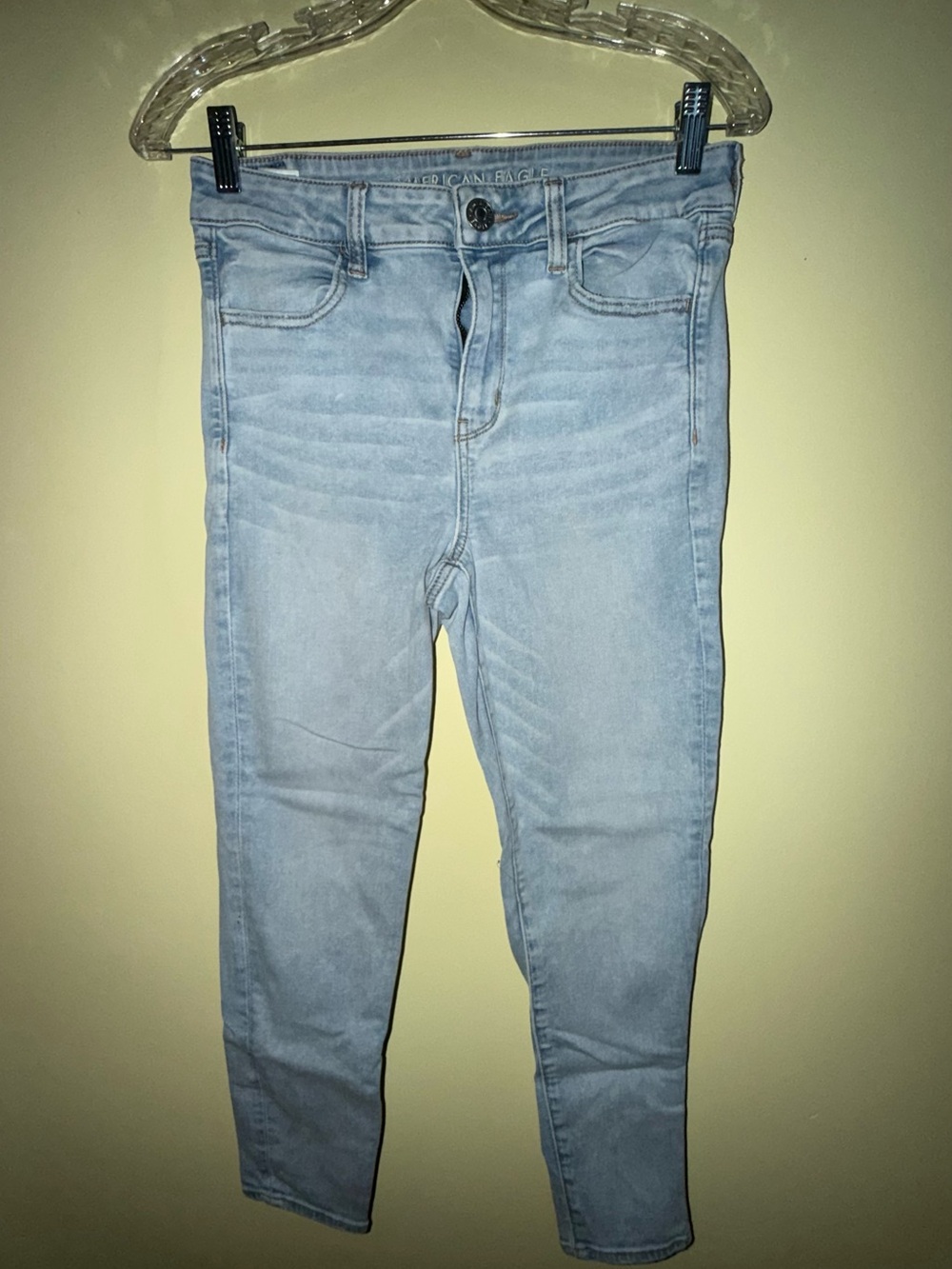 American Eagles Women’s Hi-Rise Jeggings in Light Wash